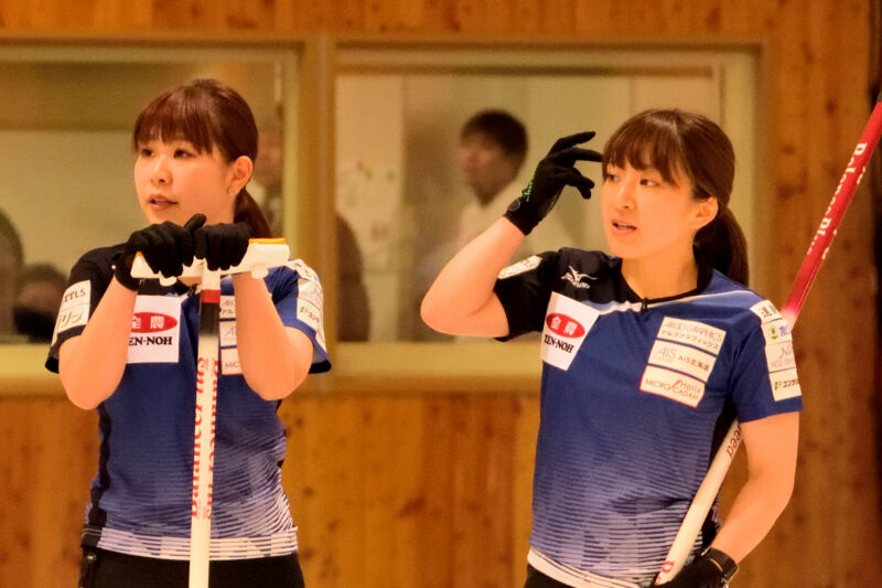 カーリングのユニフォームを来た二人の女性