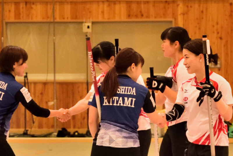 握手をする女性達
