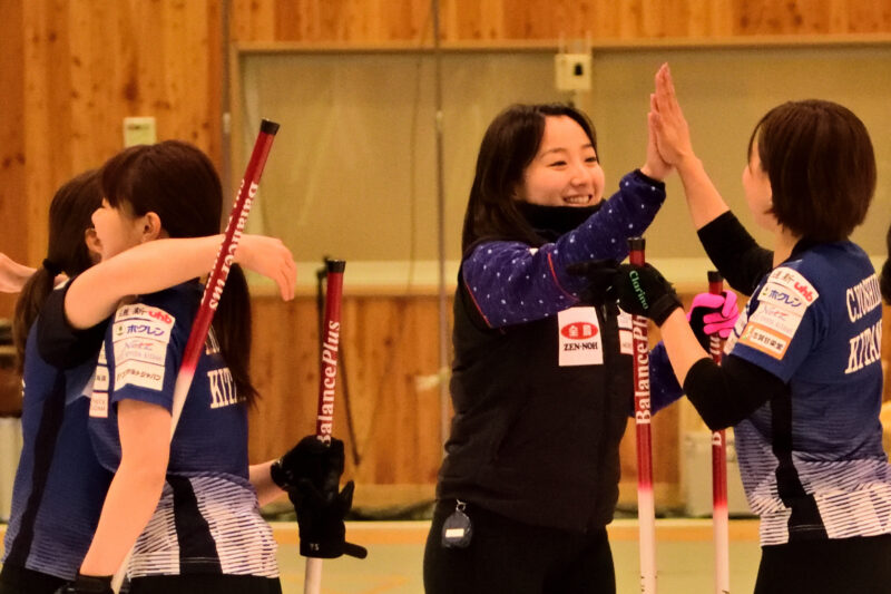 ハイタッチをする女性と抱き合う女性