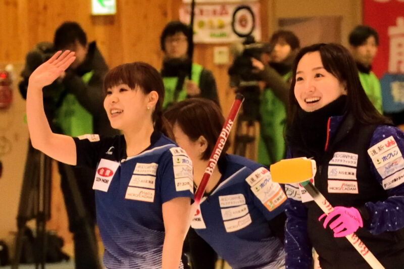 笑顔を見せる女性と手を振る女性
