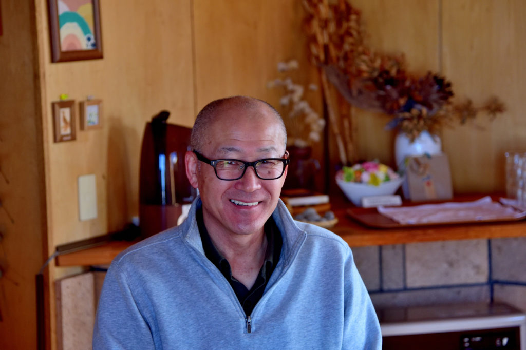 笑顔のペンションポーチのオーナーである瓜田さん