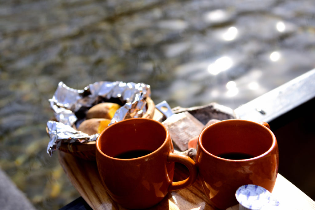 カヌーのオール上のコーヒーカップ
