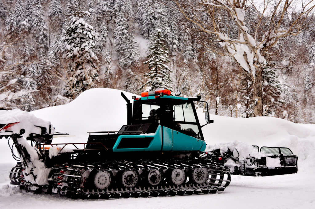 雪山の巨大な圧雪車