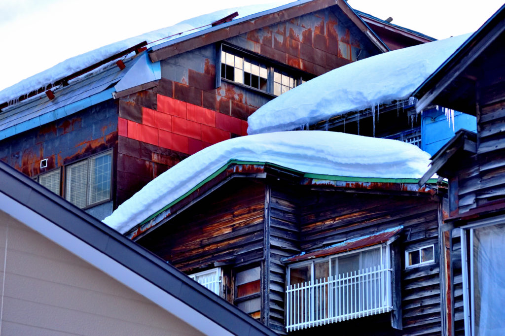 木造の廃屋の家