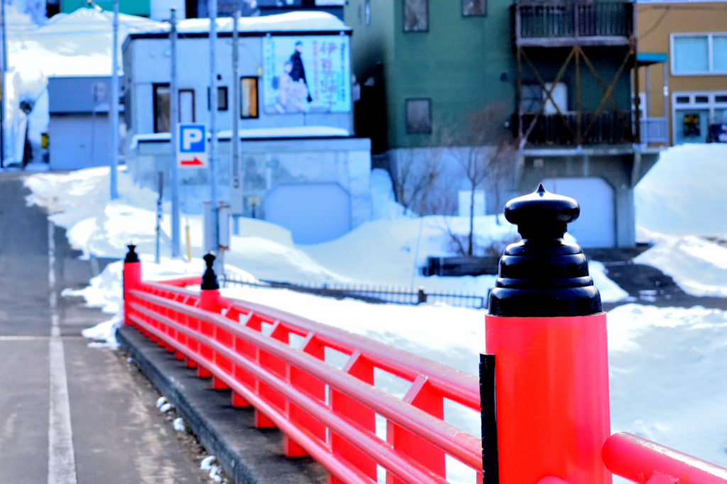 雪景色に映える朱色の橋