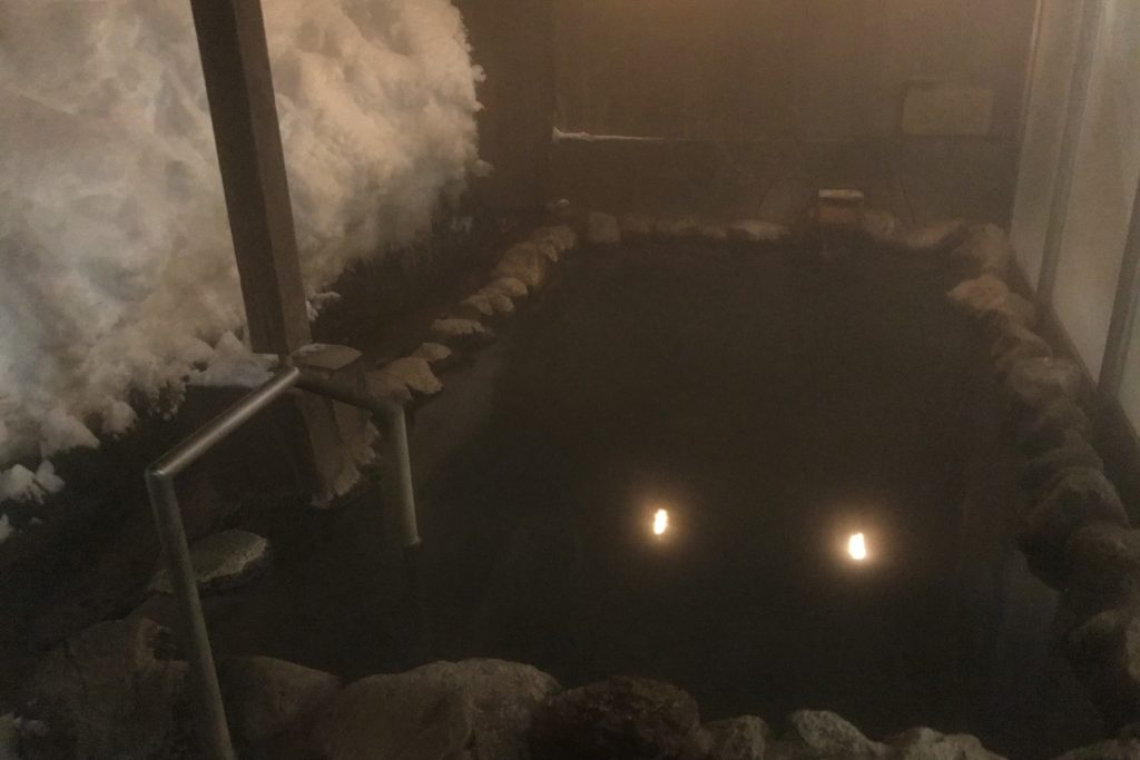 雪に覆われた露天風呂