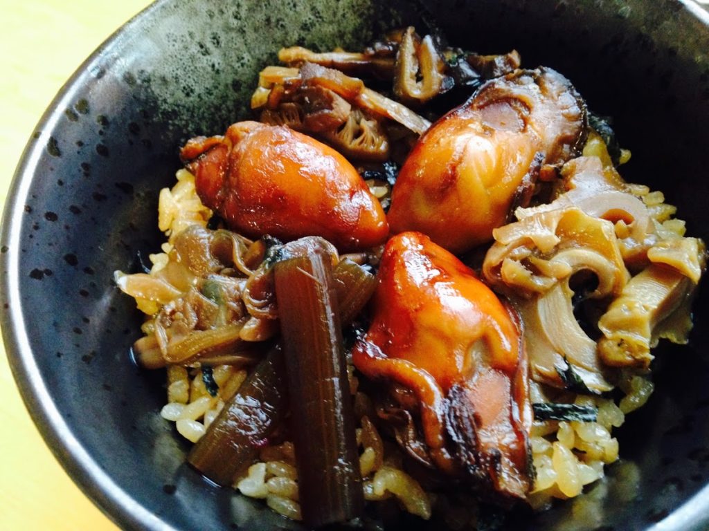 煮詰めた牡蠣と味付けご飯