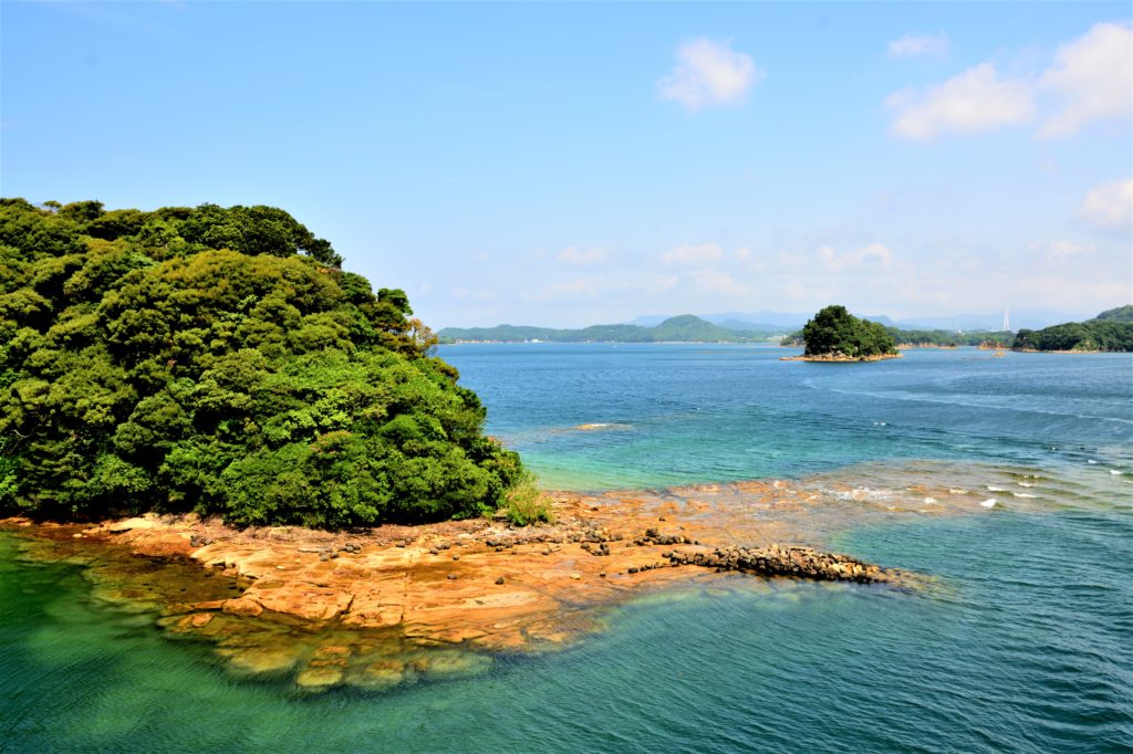 岩がむき出しの島と海