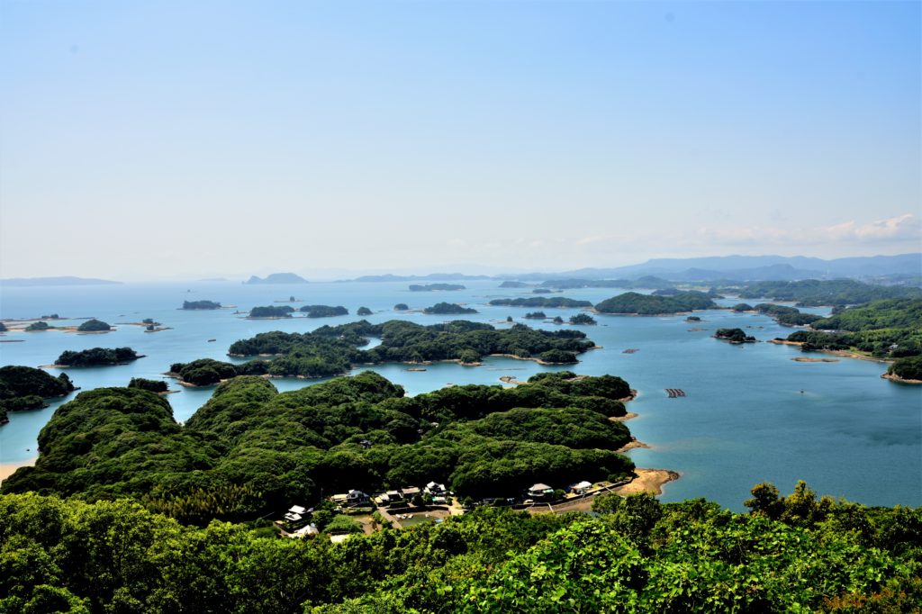 多数の小島が浮かぶ湾