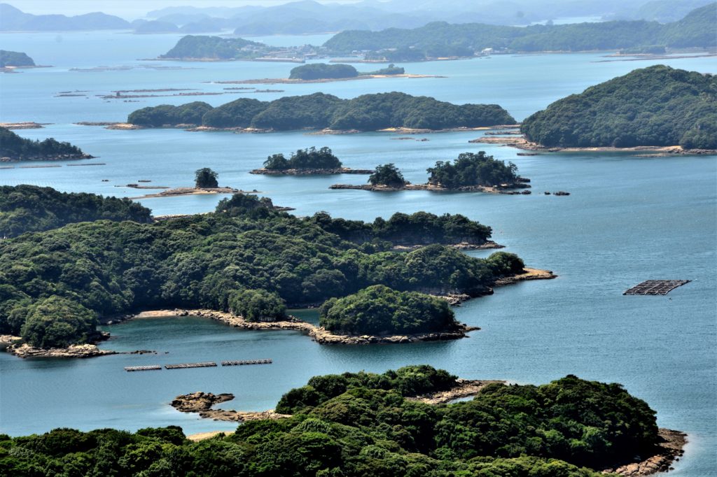 大小の島が浮かぶ海