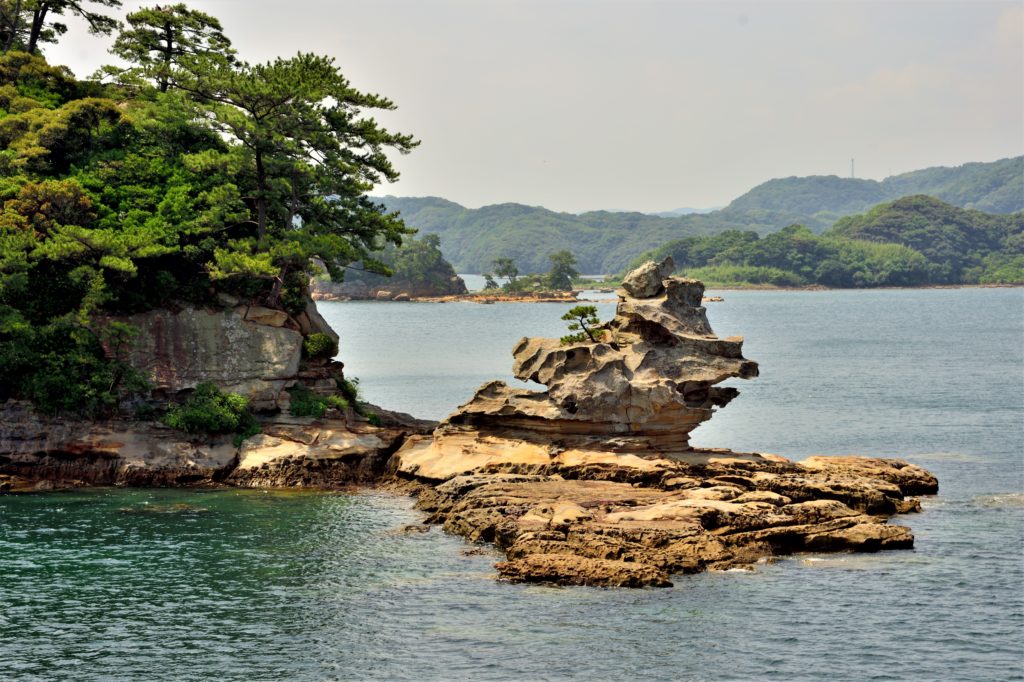 削られた岩がむき出しの小島