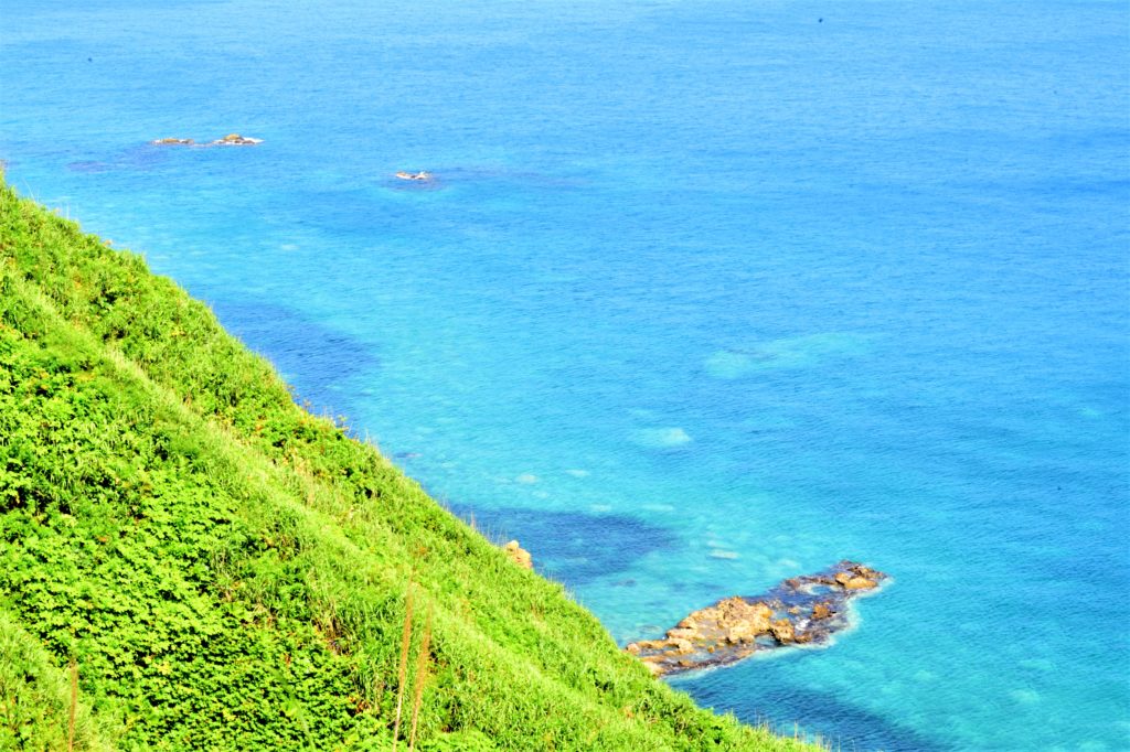 エメラルドグリーンの海と丘陵