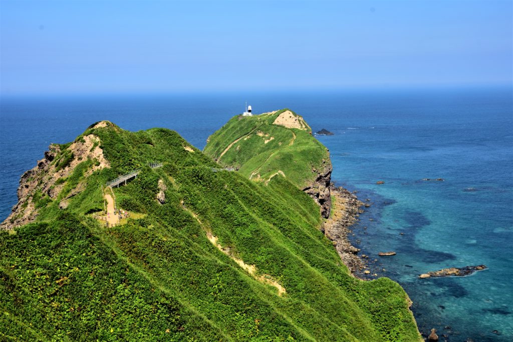 海に突き出た丘陵