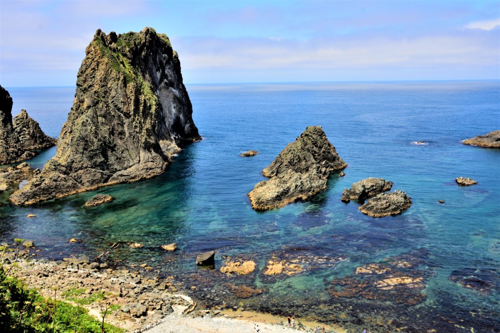 エメラルドグリーンの海と巨岩