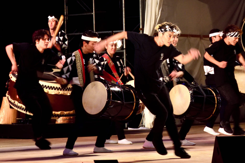 太鼓のリズムに合わせて踊るダンサー