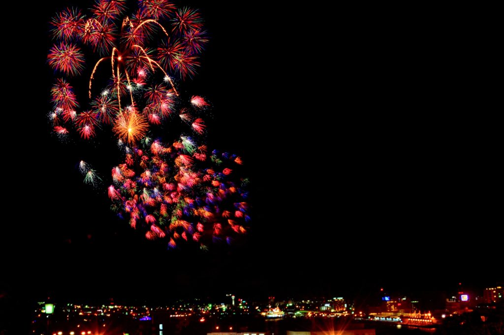 夜空に小さく広がる多数の花火