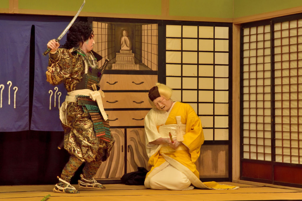 刀を掲げる侍と着物を来た老婆