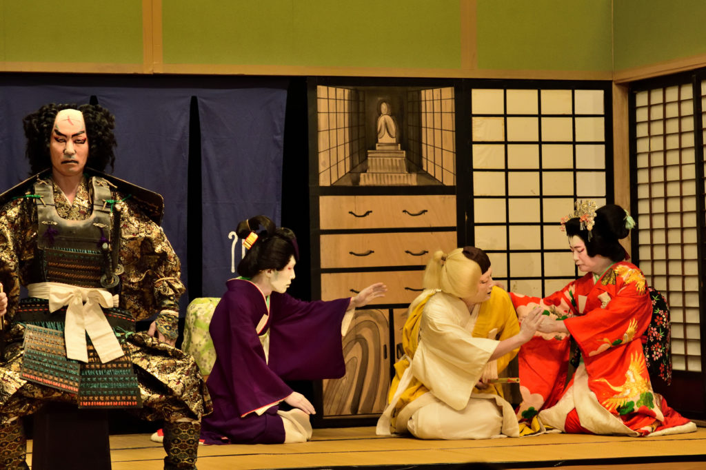 侍と二人の着物姿の女性