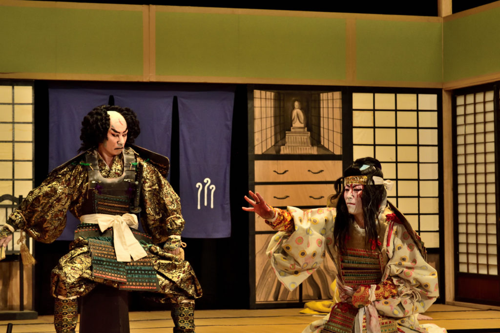 血を流す侍と椅子に座る侍