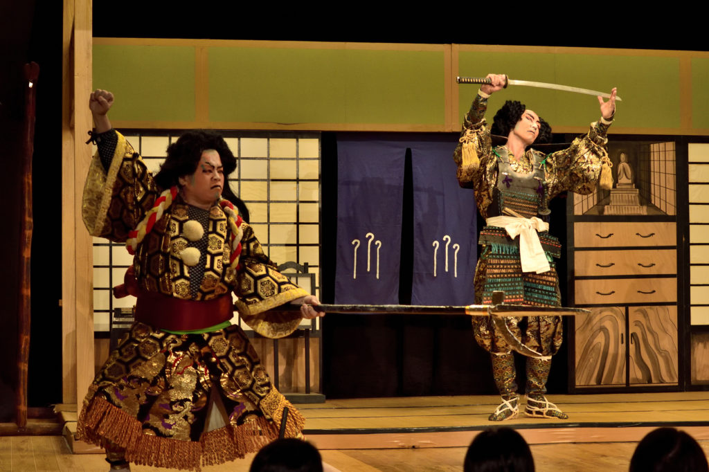 刀を掲げる二人の侍