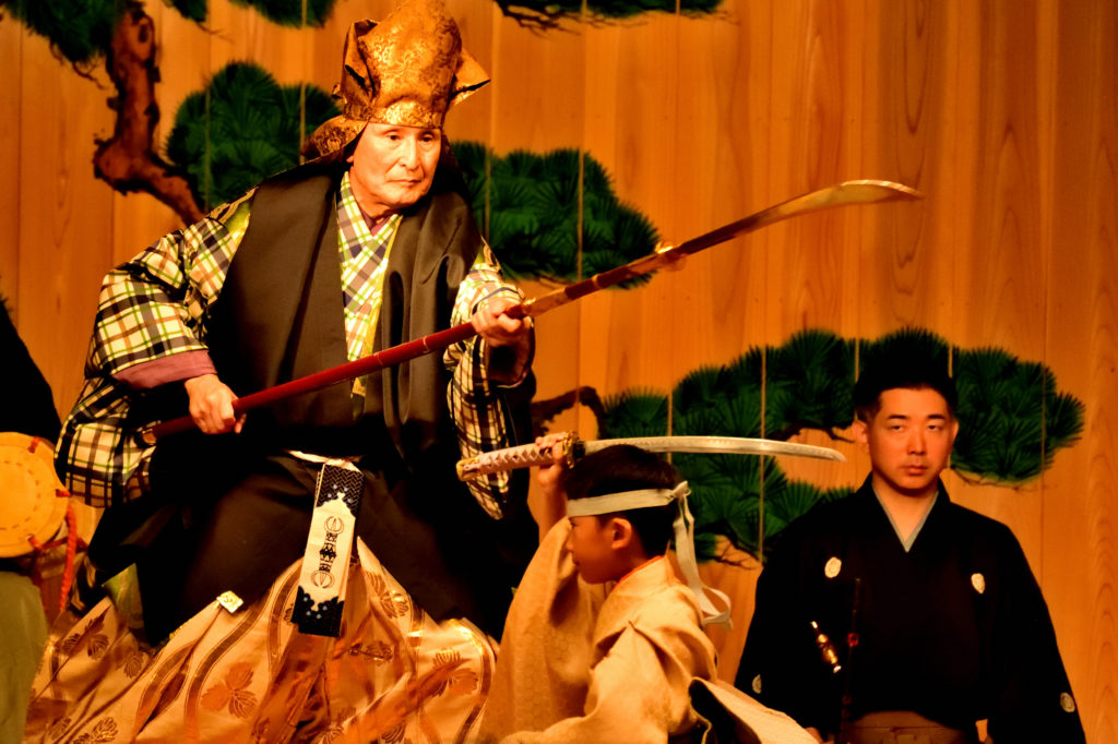 能で弁慶を演じる男性と牛若丸を演じる少年