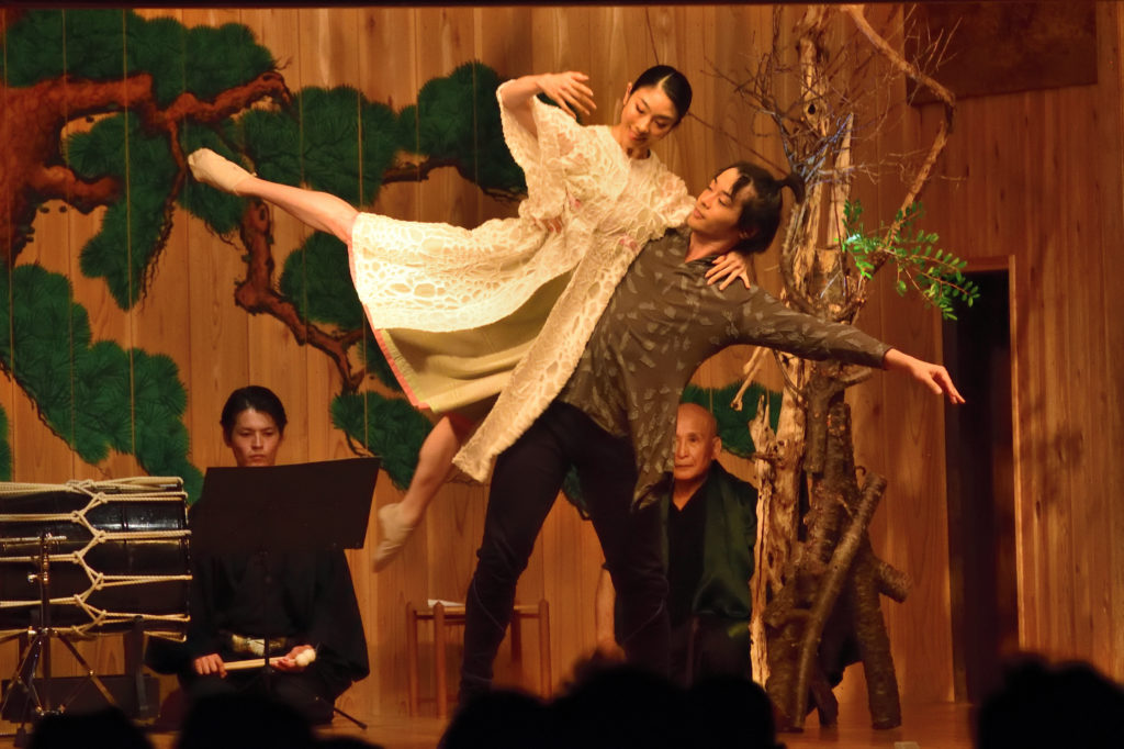 能舞台で踊るバレエダンサー
