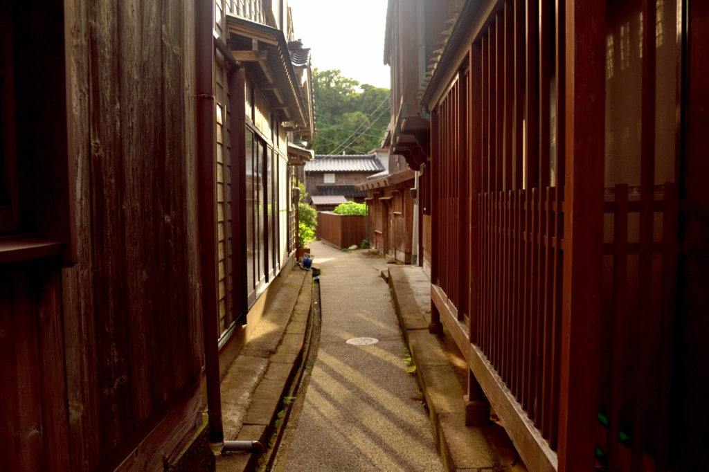 木造りの宿根木の街並み
