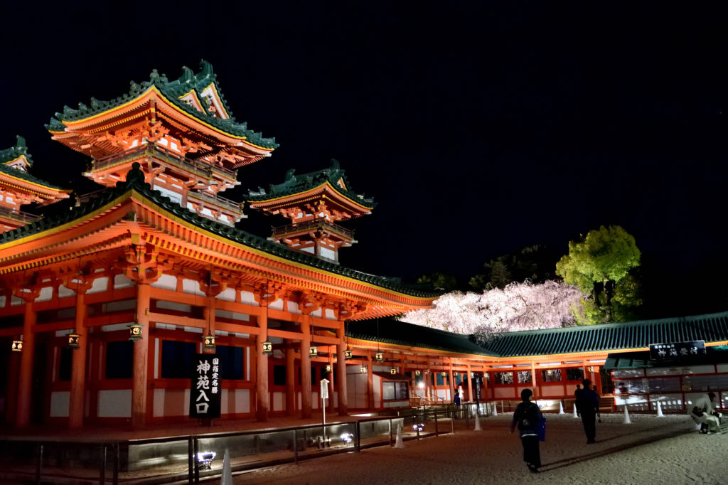 闇夜に浮かぶ平安神宮
