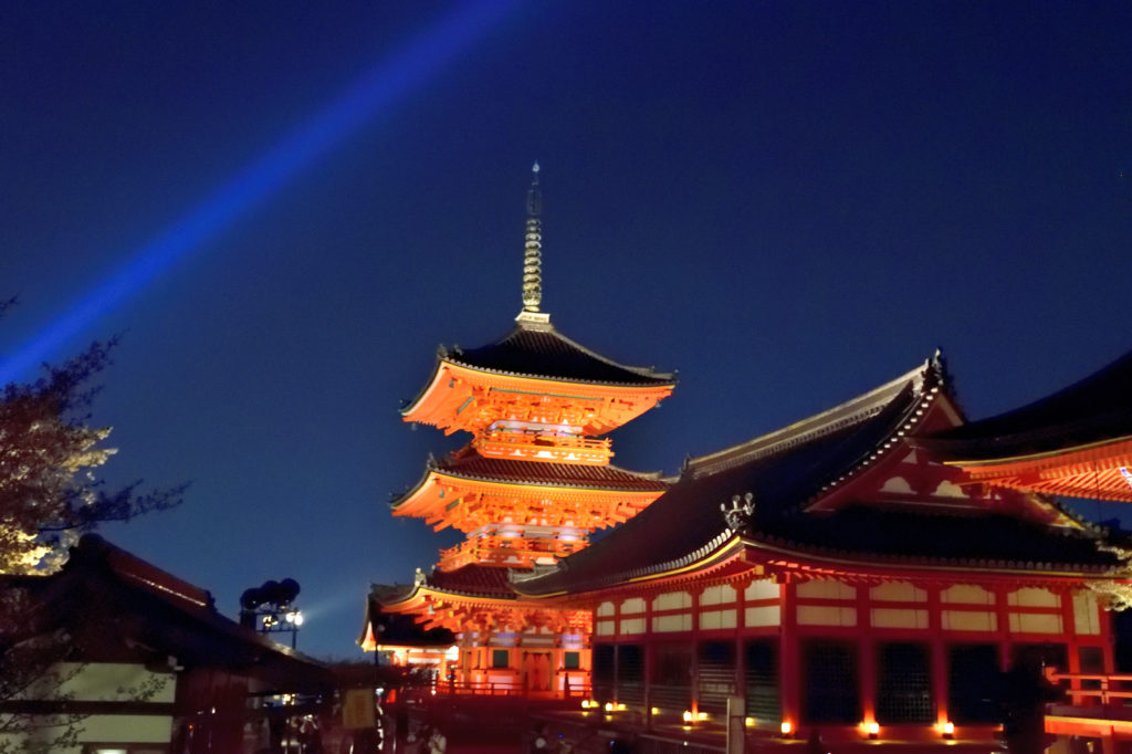 慈悲の光とライトアップされた三重塔