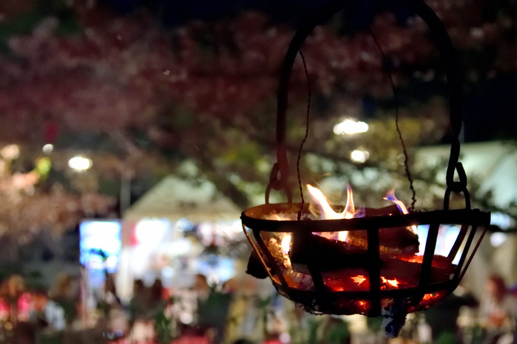 京都の円山公園のかがり火
