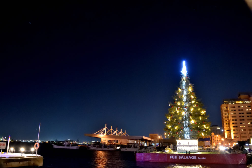 函館クリスマスファンタジーの海に浮かぶクリスマスツリー の点灯式