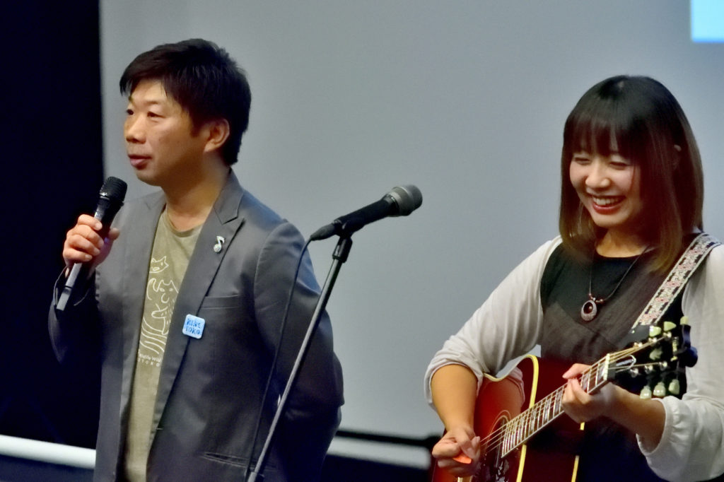 知床アウトドアフィルムフェスのイベント会場の今津秀邦監督と児玉里奈さん