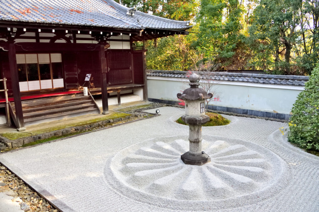 雲龍院の石灯篭の庭園