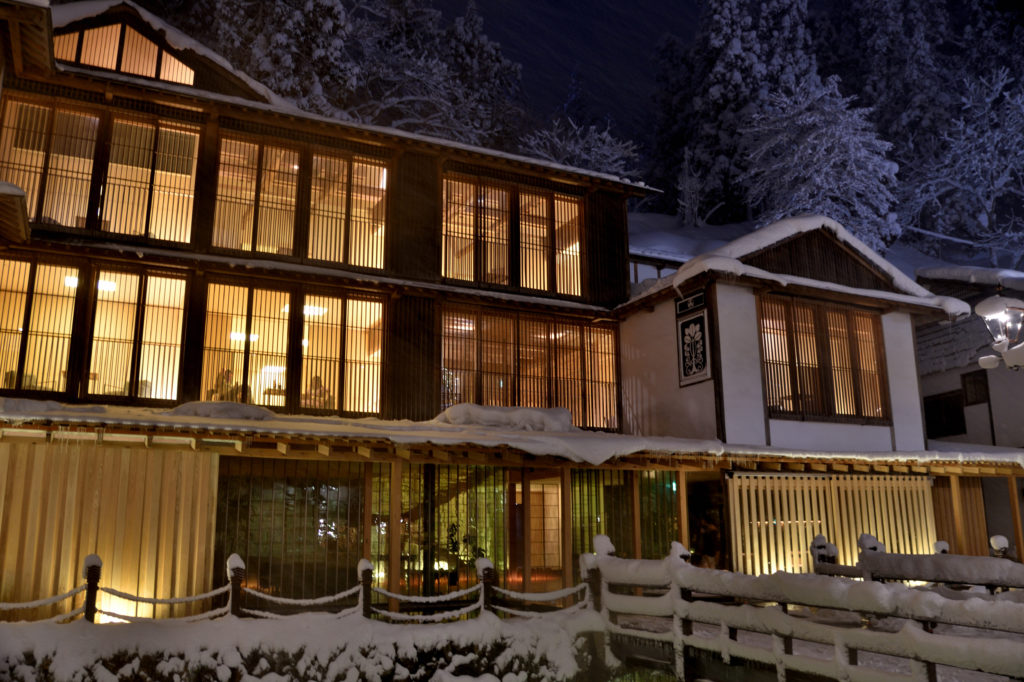冬の銀山温泉の藤屋