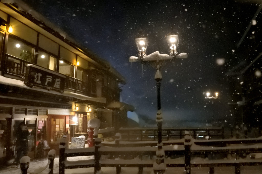 冬の銀山温泉の雪