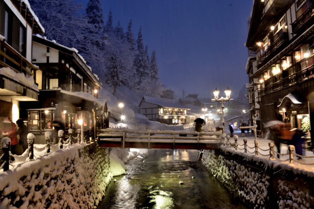 ガス灯が灯る銀山温泉の雪景色