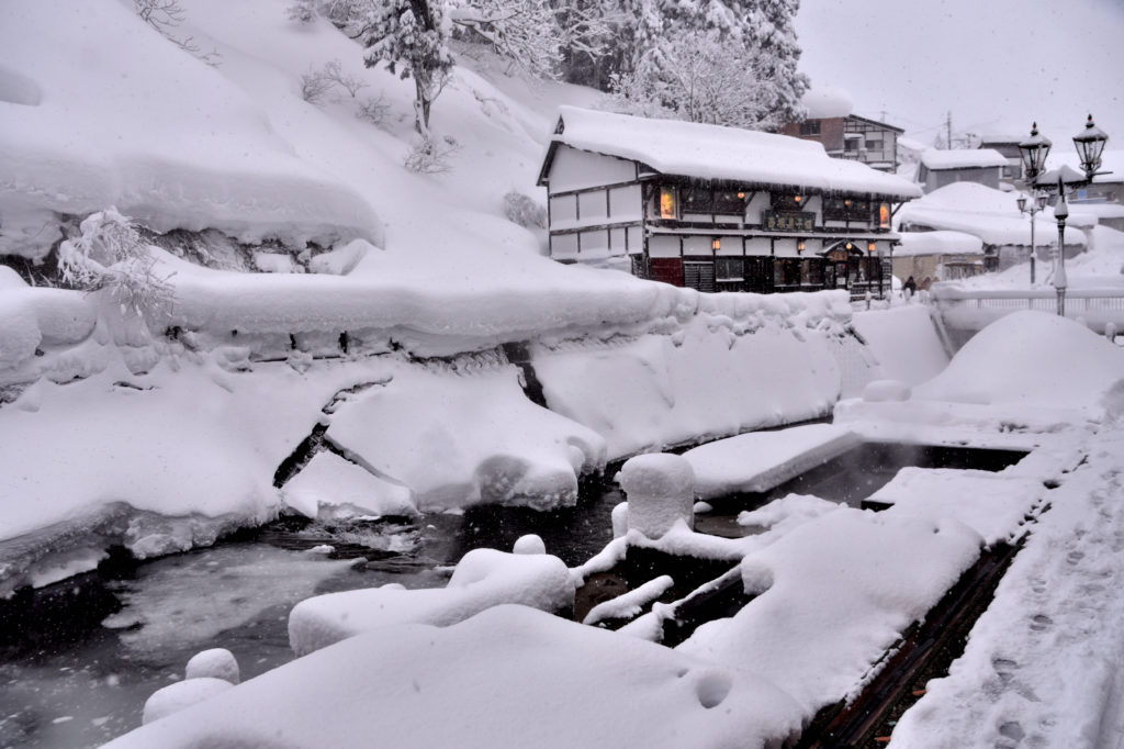 冬の銀山温泉の足湯処