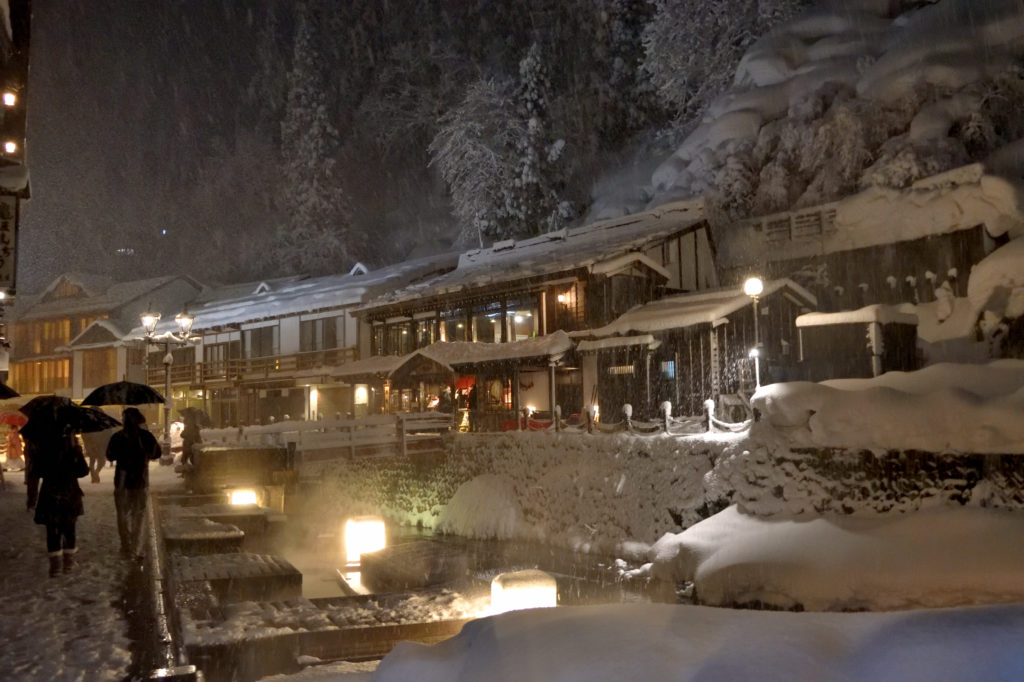 冬の銀山温泉の足湯処