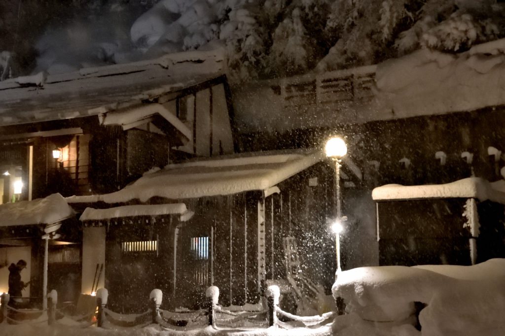 冬の銀山温泉の舞い散る雪