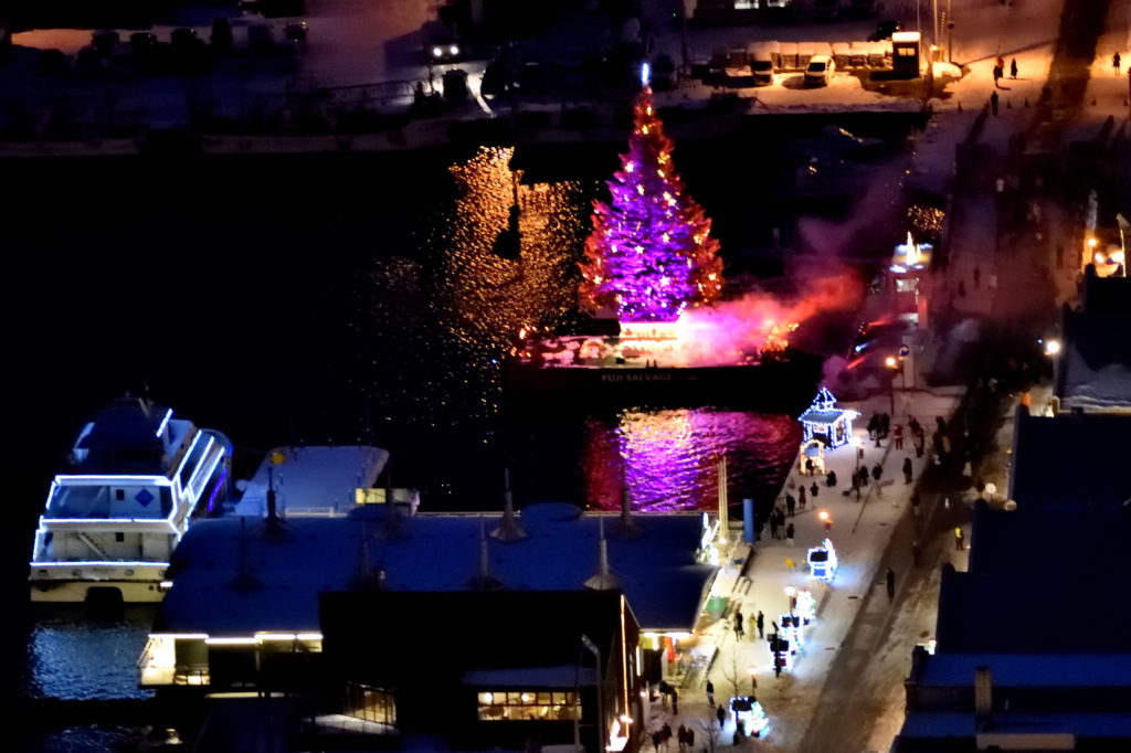 はこだてクリスマスファンタジーの海に浮かぶクリスマスツリー