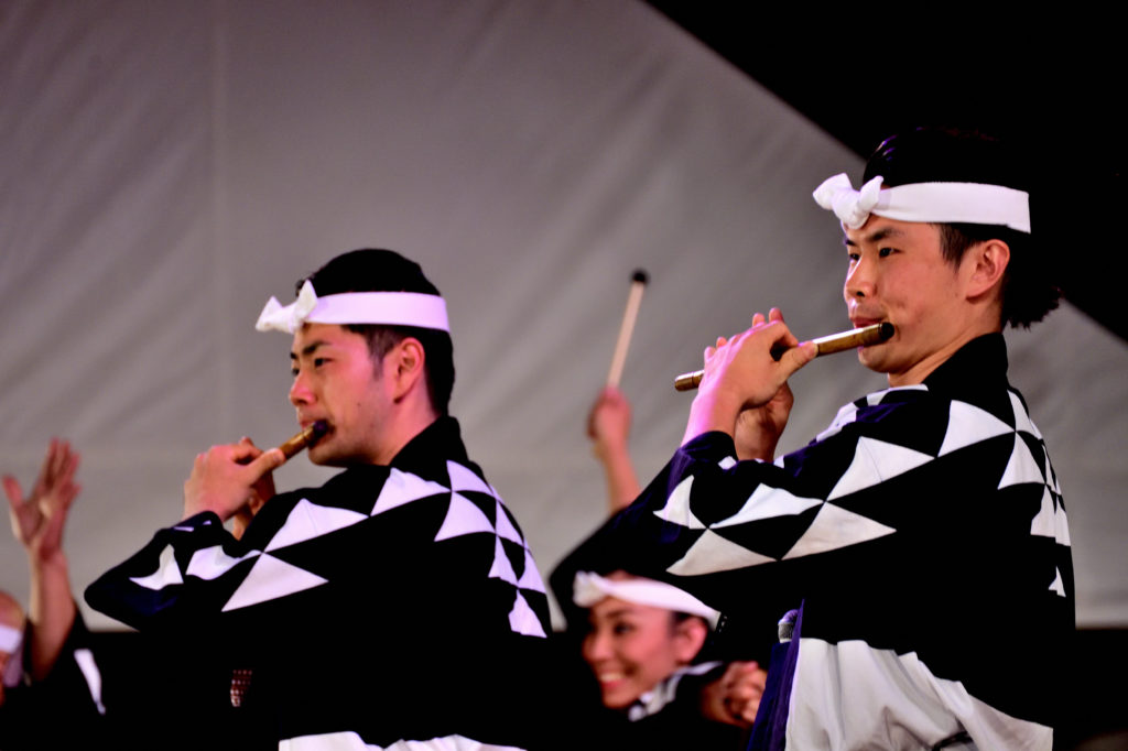 佐渡のアースセレブレーションの公演で横笛をふく鼓童のメンバー