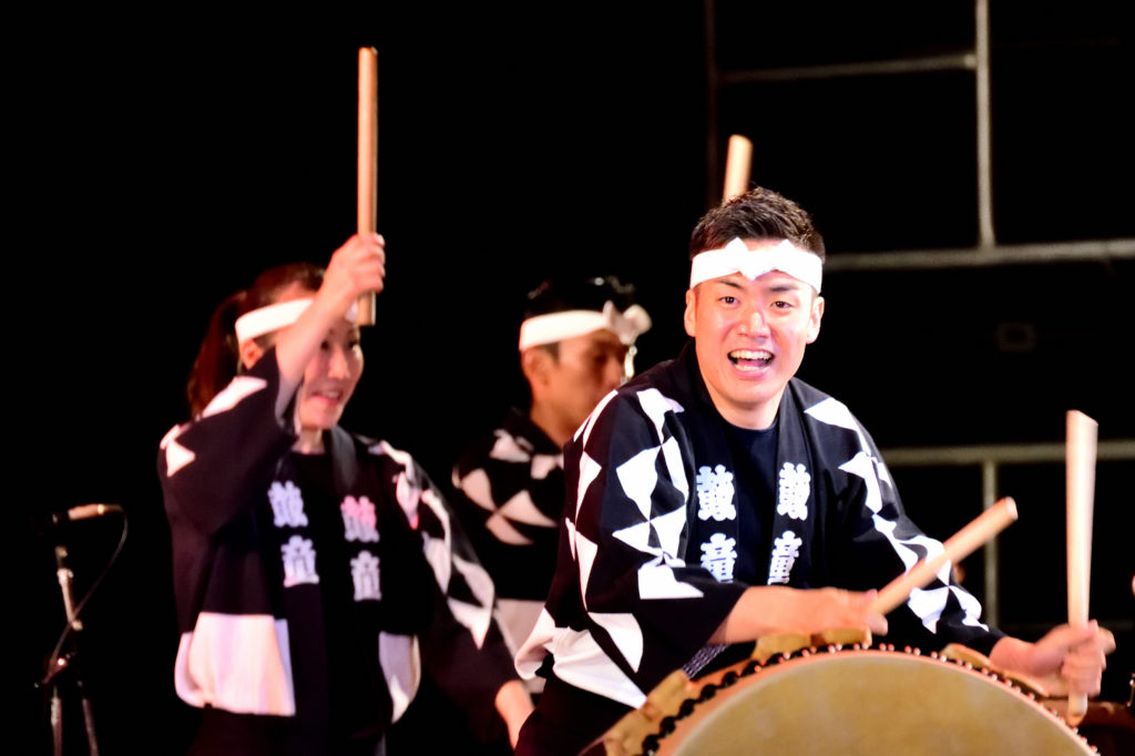 佐渡のアースセレブレーションの公演での鼓童のパフォーマンス
