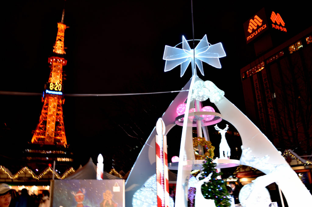 ミュンヘン・クリスマス市のピラミッドクリスマスとテレビ塔