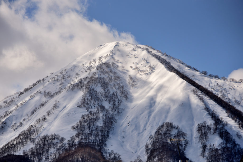 雪が積もる羊蹄山