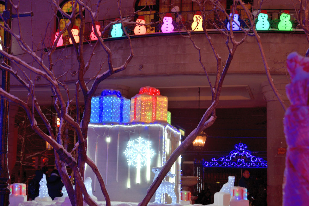 白い恋人パークのクリスマスプレゼントと雪だるまのイルミネーション