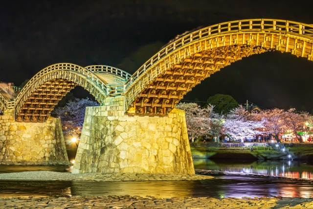 錦帯橋のライトアップの21年の春期間や時間は 夜桜とのコラボレーション そらいろ 日本が魅せる多彩な表情
